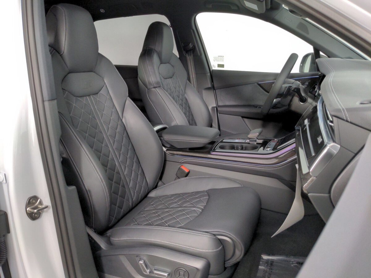 Audi SQ7 Front seats