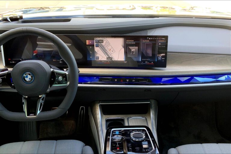 BMW i7 Inside front view