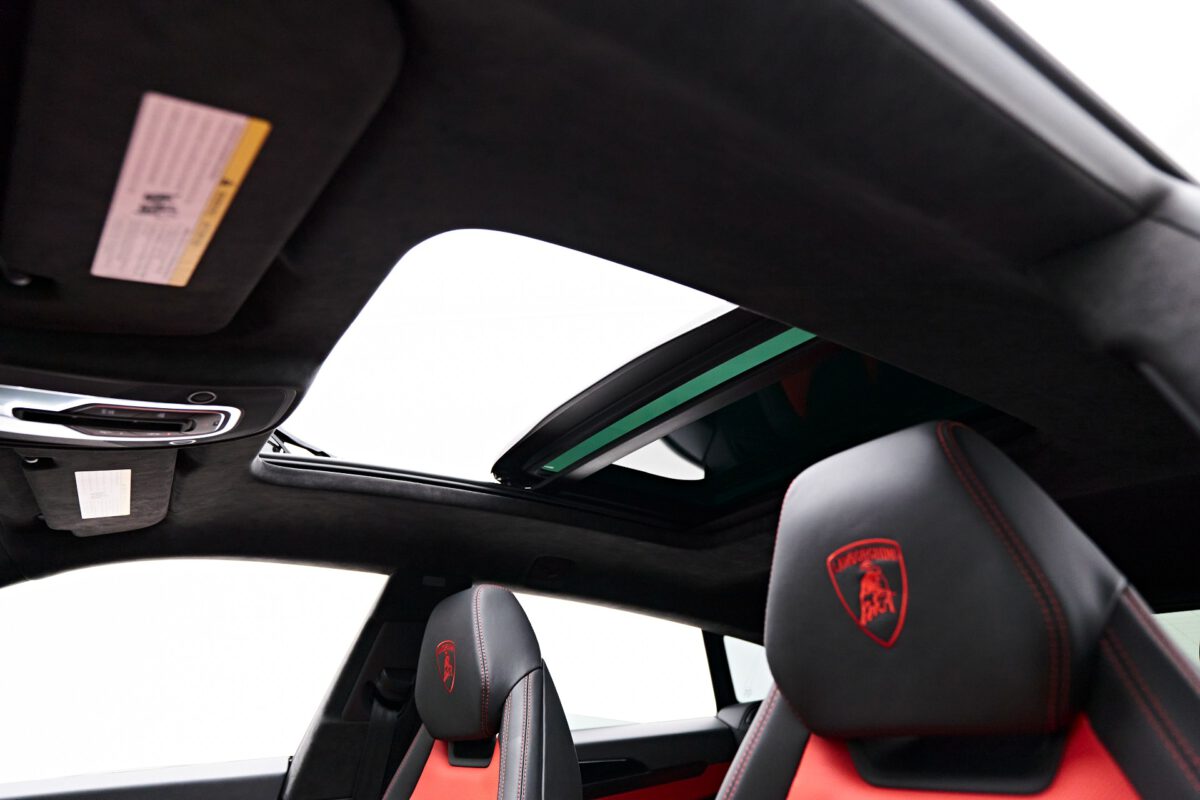 Lamborghini Urus Panoramic roof