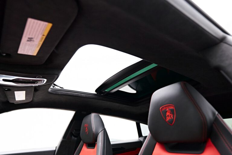 Lamborghini Urus Panoramic roof
