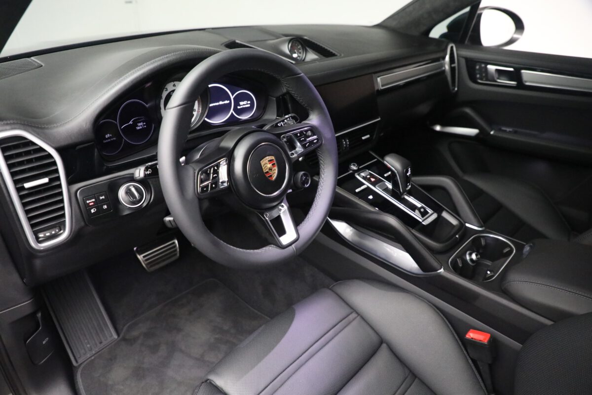 Porsche Cayenne Turbo Driving cockpit